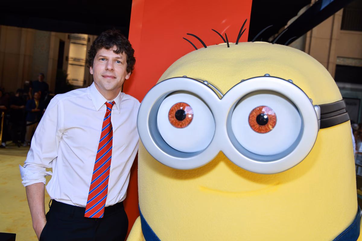 Jesse Eisenberg y Jeff Bridges aprenden Minionés para 'Minions y Monstruos'